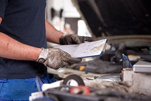 Mobile mechanic running a computer diagnostic scan on a vehicle in Jacksonville, FL